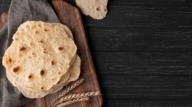 Delicioso arreglo roti sobre la mesa con espacio de copia