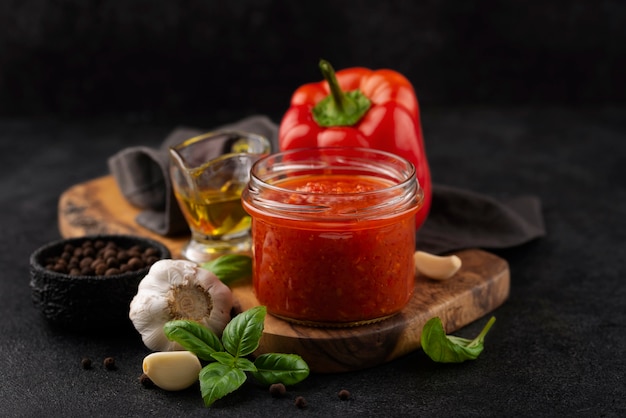 Delicioso arreglo de salsa de pimiento rojo