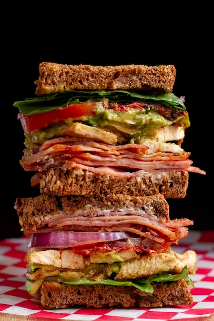 Delicioso arreglo de sándwich enorme
