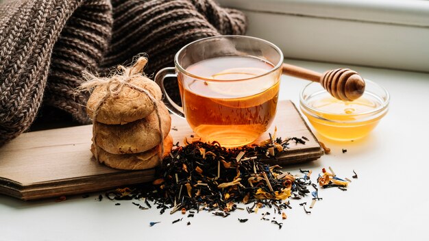 Delicioso arreglo de taza de té y galletas.