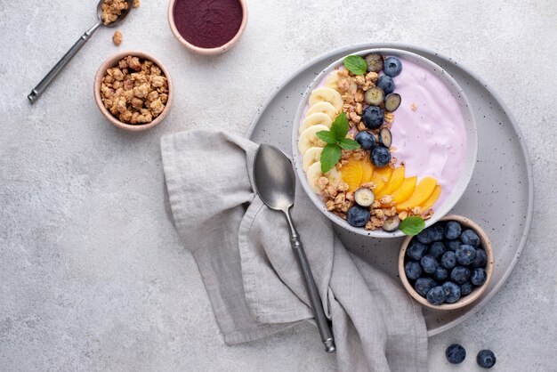 Delicioso arreglo de tazón de açai con espacio de copia