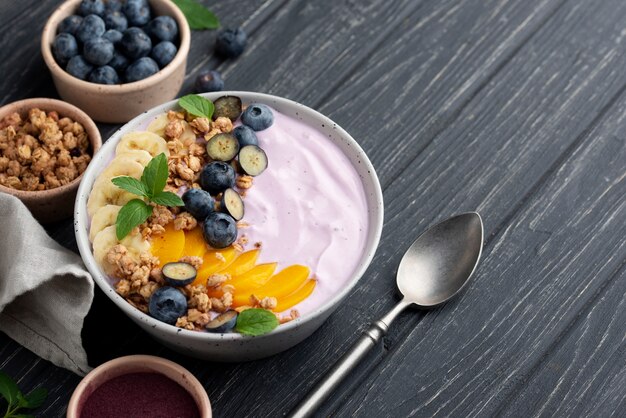 Delicioso arreglo de tazón de açai con espacio de copia