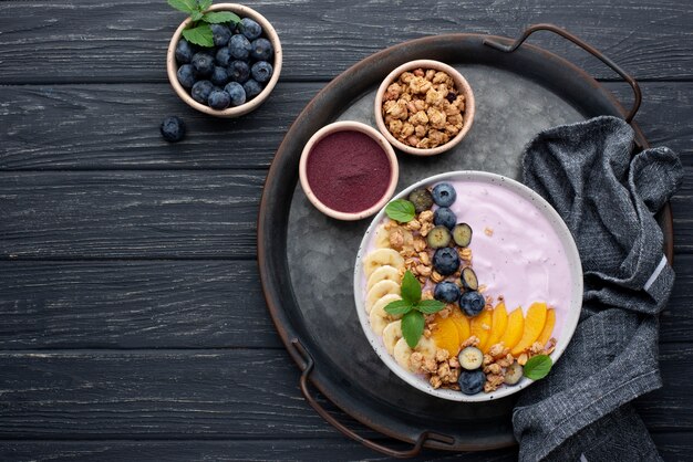 Delicioso arreglo de tazón de açai con espacio de copia