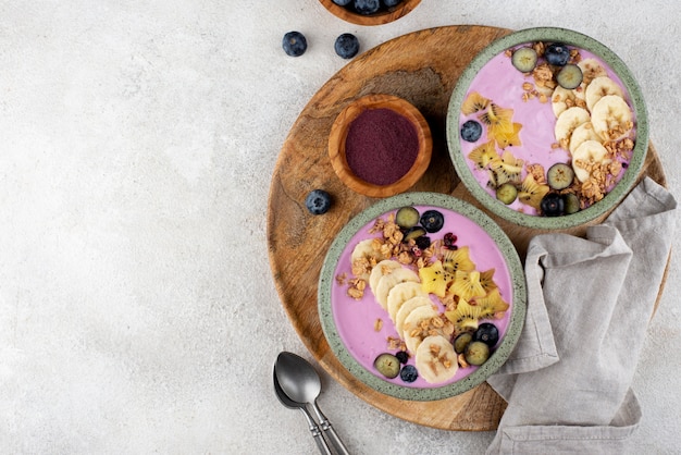 Foto gratuita delicioso arreglo de tazón de açai con espacio de copia