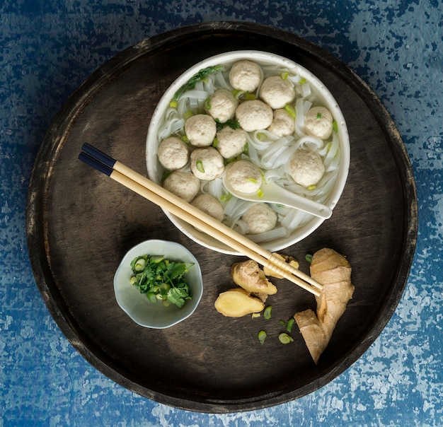 Foto gratuita delicioso arreglo de tazón de bakso