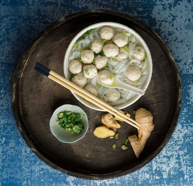 Delicioso arreglo de tazón de bakso