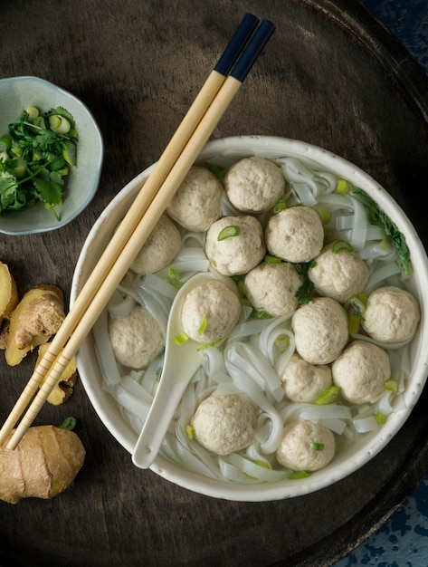 Delicioso arreglo de tazón de bakso