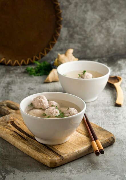 Delicioso arreglo de tazón de bakso