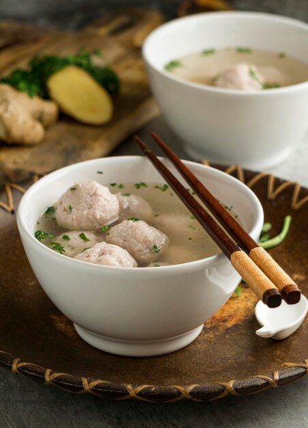 Delicioso arreglo de tazón de bakso