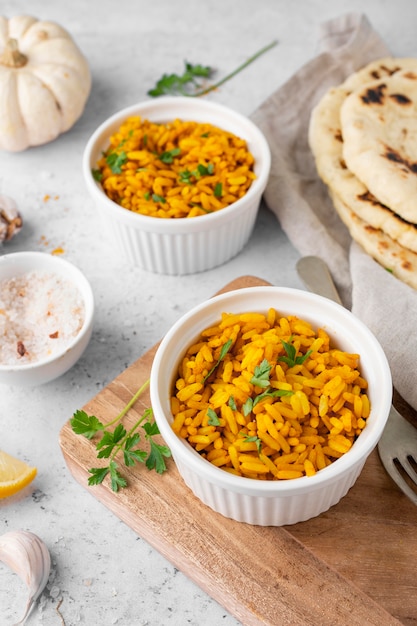 Delicioso arroz amarillo de alto ángulo