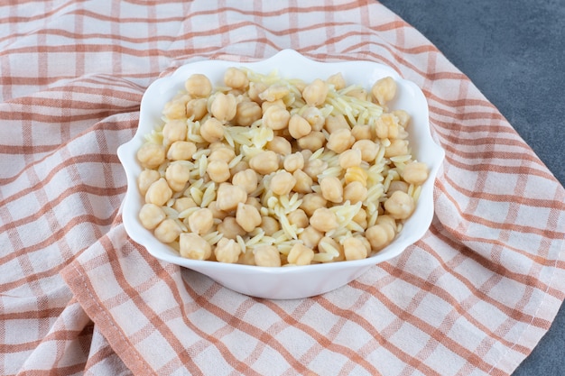 Delicioso arroz con garbanzos en un tazón blanco.