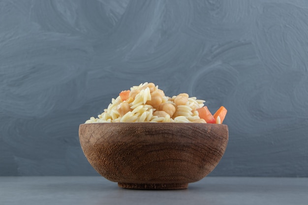 Delicioso arroz con garbanzos en tazón de madera.