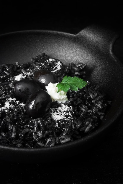 Foto gratuita delicioso arroz negro con aceitunas