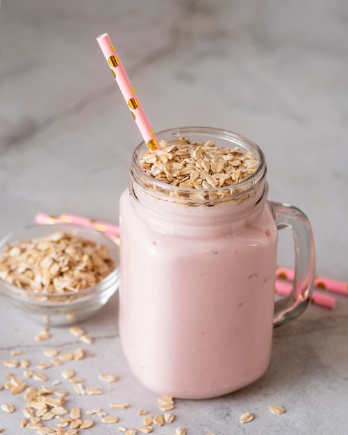 Delicioso batido de alto ángulo con avena