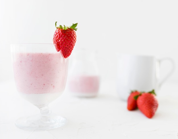 Foto gratuita delicioso batido de fresa en vasos