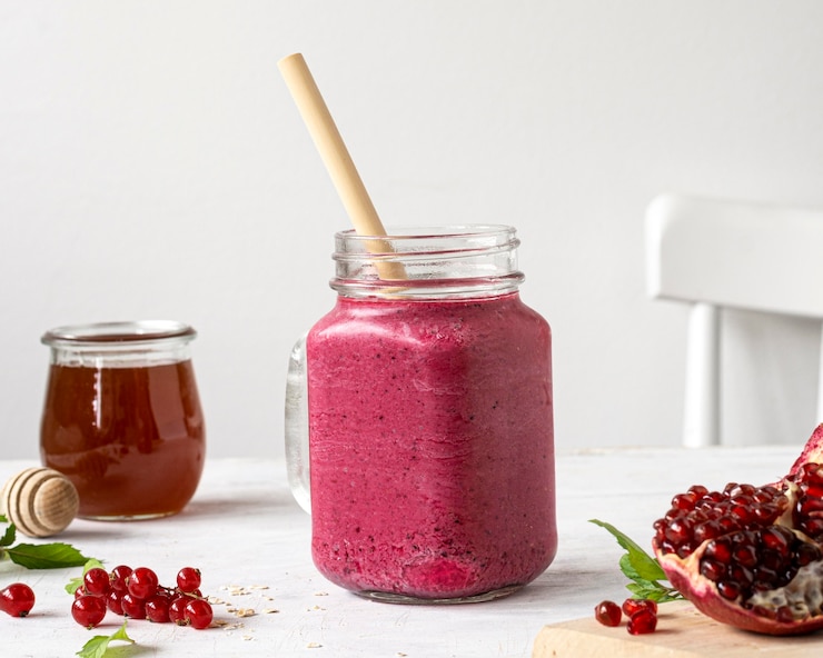 Foto gratuito delicioso batido de frutas con paja