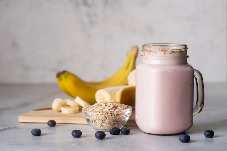 Foto gratuito delicioso batido de plátano y arándanos