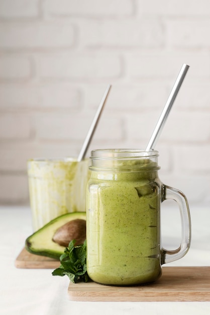 Foto gratuita delicioso batido verde con aguacate