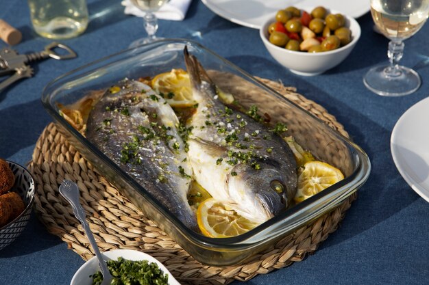 Foto gratuita delicioso besugo de alto ángulo con limones