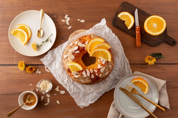 Foto gratuita delicioso bizcocho con arreglo de naranjas