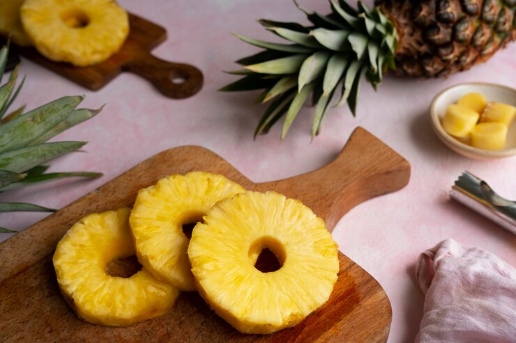 Foto gratuito delicioso bodegón de piña