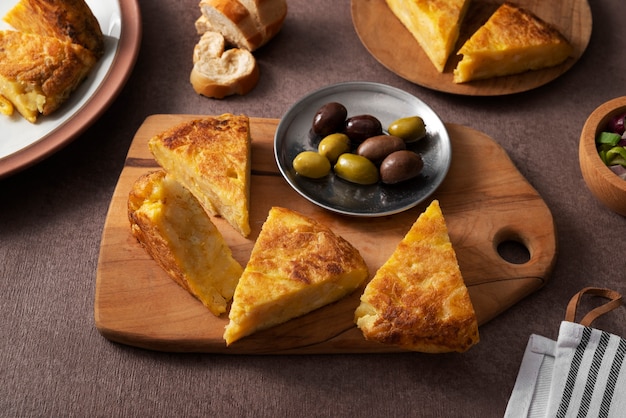 Foto gratuita delicioso bodegón de tortilla española