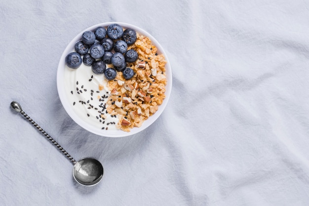 Delicioso bol de yogurt con arándanos y avena