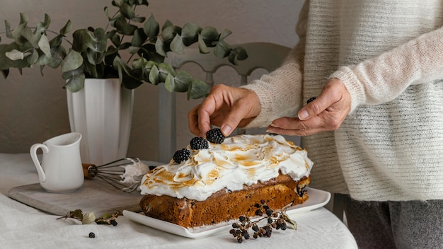 Foto gratuita delicioso bollo con crema batida