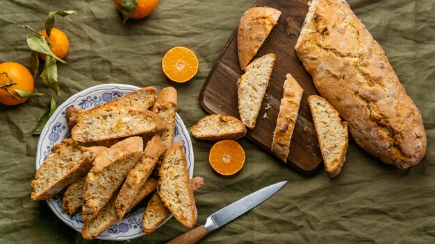 Delicioso bollo de naranja en la mesa