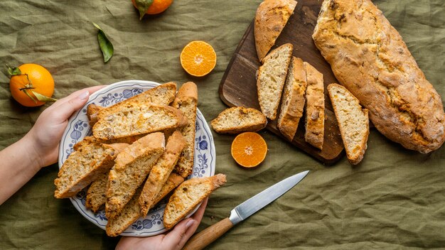 Delicioso bollo de naranja en la mesa