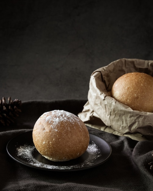 Delicioso bollo de pan recién horneado