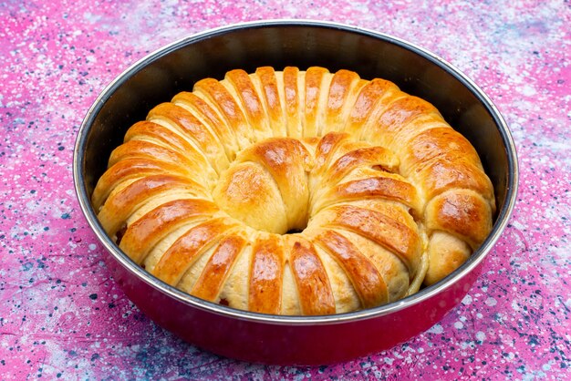 Delicioso brazalete de pastelería horneada formada dentro de la bandeja en un escritorio brillante, pastelería galleta galleta azúcar dulce