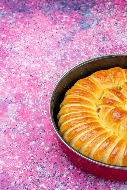 Delicioso brazalete de pastelería horneada formado dentro de la sartén en brillante, pastelería galleta galleta azúcar dulce