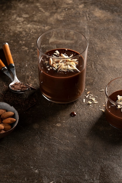 Delicioso budín de chocolate de alto ángulo con almendras