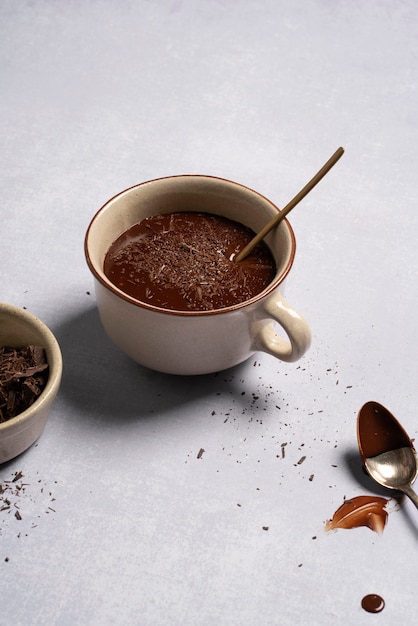 Delicioso budín de chocolate de alto ángulo