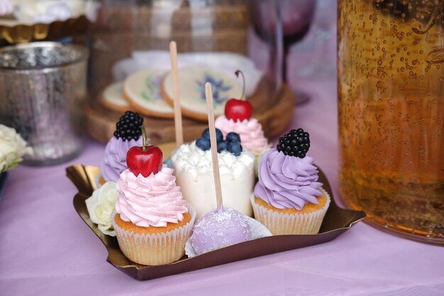 Delicioso buffet dulce con cupcakes, cakepops, galletas, vasos y otros postres