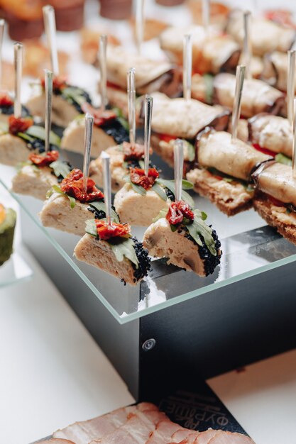 Delicioso buffet festivo con canapés y diferentes comidas deliciosas.