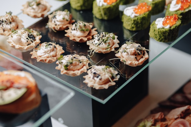 Delicioso buffet festivo con canapés y diferentes comidas deliciosas.