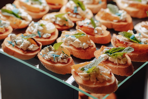 Delicioso buffet festivo con canapés y diferentes comidas deliciosas.