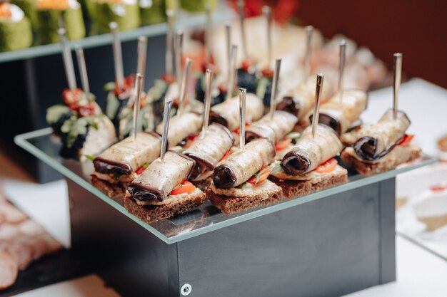 Delicioso buffet festivo con canapés y diferentes comidas deliciosas.