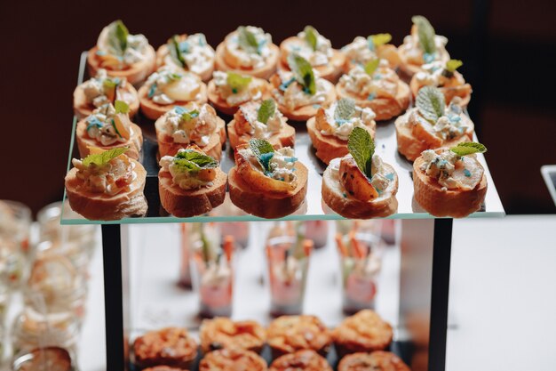 Delicioso buffet festivo con canapés y diferentes comidas deliciosas.