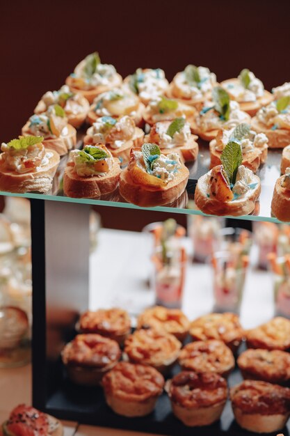 Delicioso buffet festivo con canapés y diferentes comidas deliciosas.