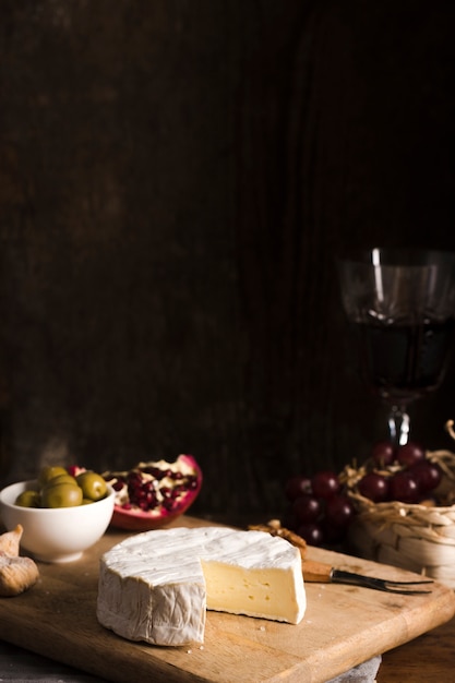 Delicioso buffet para gourmet en tabla de madera.