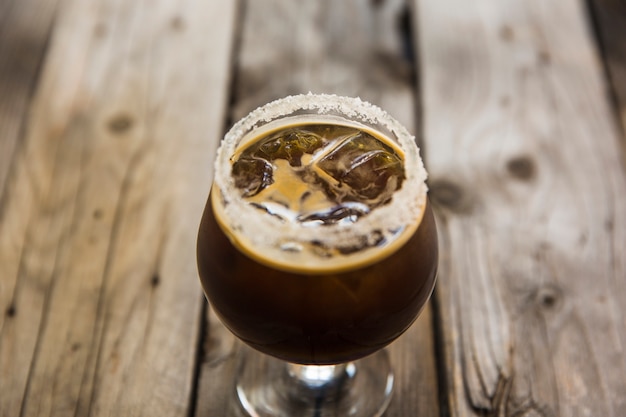 Delicioso café con hielo en el escritorio de madera