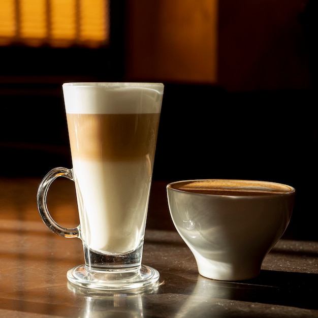 Foto gratuita delicioso café con leche orgánico macchiato con leche