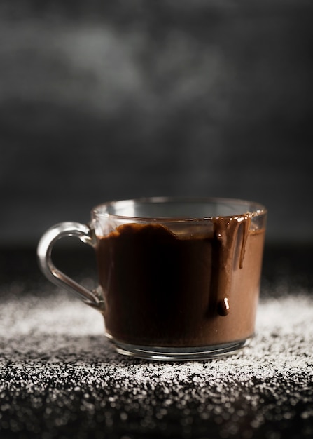 Foto gratuita delicioso chocolate derretido en una taza transparente