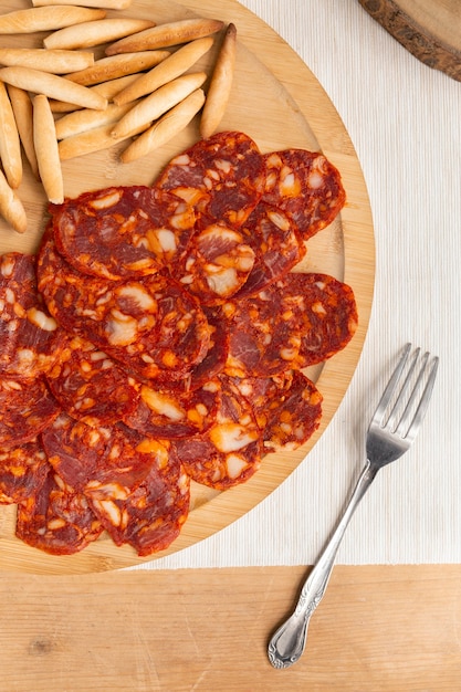 Foto gratuita delicioso chorizo cortado en rodajas en un surtido de platos