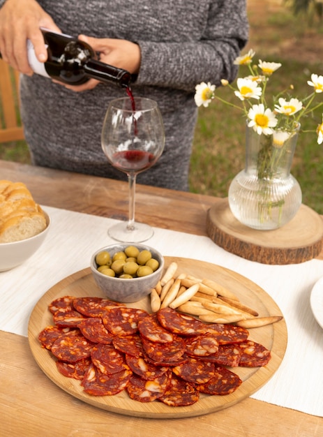 Foto gratuita delicioso chorizo cortado en rodajas en un surtido de platos