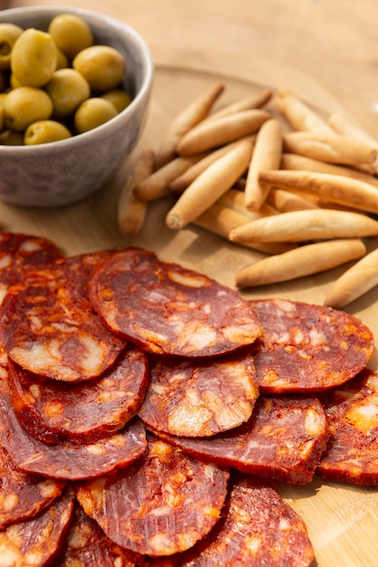 Foto gratuita delicioso chorizo en rodajas en un arreglo de plato