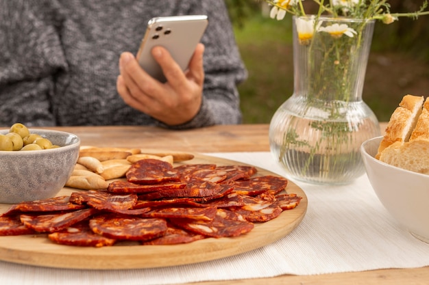 Foto gratuita delicioso chorizo en rodajas en una composición de placa